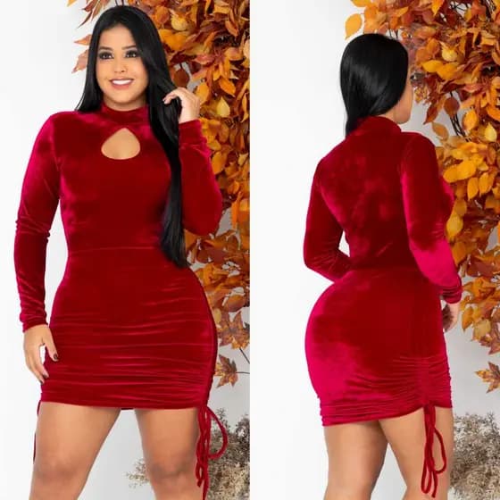 Vestido Veludo manga longa gola Media, com um detalhe em gota no colo veste do 36/42