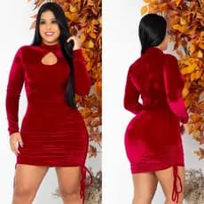 Vestido Veludo manga longa gola Media, com um detalhe em gota no colo veste do 36/42