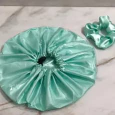Touca DUPLA UMECTAÇÃO Com CETIM Ajustável com scrunchie/ xuxinha - Touca Banho/ Umectaçãoo