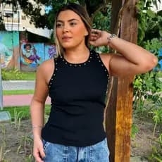 REGATA ANA / REGATA COUNTRY / REGATA OU BLUSA FEMININA COM DETALHES EM DOURADO METAL