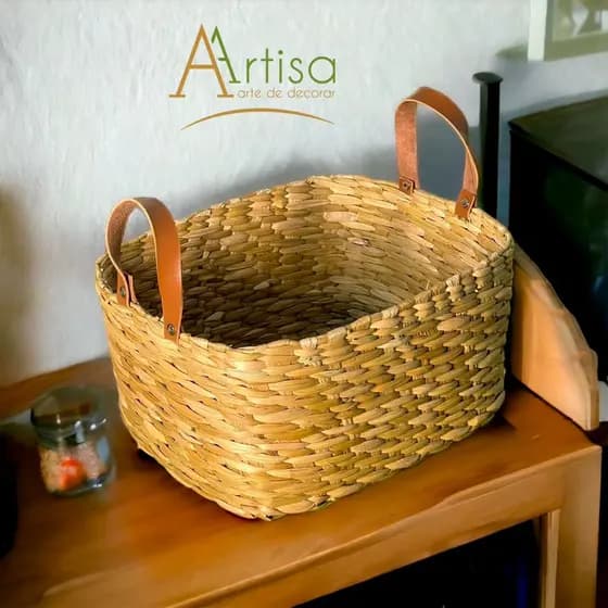 Cesta Retangular de palha de taboa com alça de couro 32x25x15
