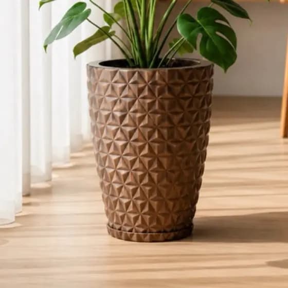 Vaso para decoração e plantas em polietileno redondo diamante G com prato, ideal para sala, escritório e área externa.