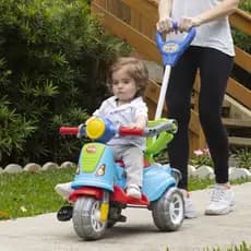 Carrinho Passeio Infantil Triciclo Colorido Com Porta Objetos Seguro Prático Eficiente Passeio Casa