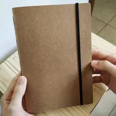 CADERNO / SKETCHBOOK KRAFT A5 - Papel Pólen e elástico para para escrita, desenho, diário,  pontilhado, pautado e liso.