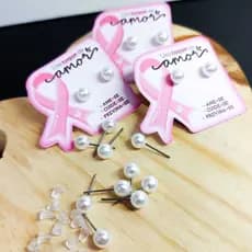 Kit com 50 brincos pérola + tag outubro rosa mimo para cliente lembrancinha/ mimo