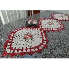 Trilho de mesa folha/caminho de mesa em crochê medida 1,40x0,40cm