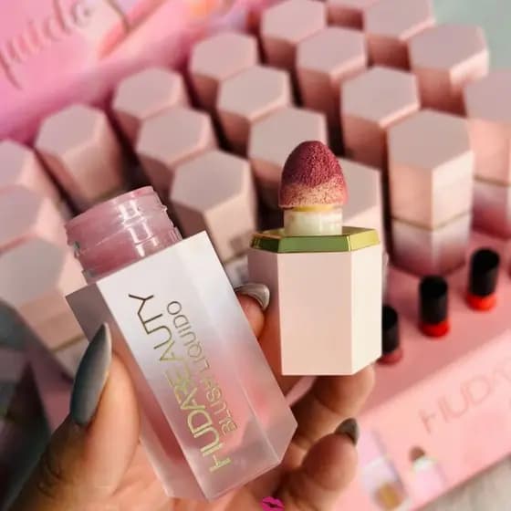 Blush Líquido Matte HudaBeauty Super Pigmentado Toque Aveludado com Aplicador e Longa Duração 24horas