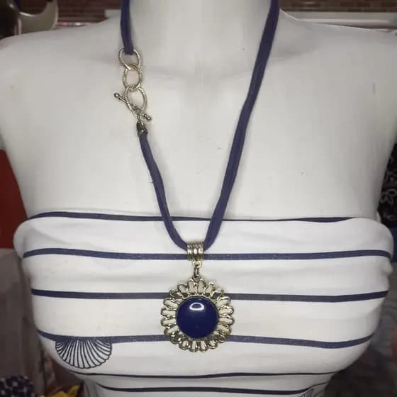 colar azul marinho e dourado