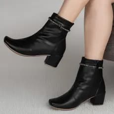 Bota Feminina Preta Cano Curto Salto Grosso Confortável Fivela Brilhante Elegante Macerata Ref: 180