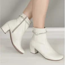 Bota Feminina Off White Cano Curto Salto Grosso Confortável Brilhante Elegante Macerata Ref: 180