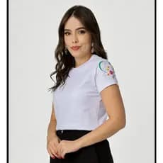 Tshirt Camiseta Feminina em Algodão Branca com Bordado na Manga Tres Florzinhas