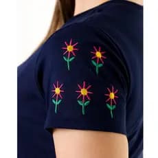 Tshirt Camiseta Feminina em Algodão Azul Marinho com Bordado na Manga Flores