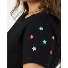 Tshirt Camiseta Feminina em Algodão de Qualidade Preta com Bordado na Manga Preta