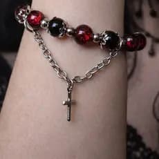Pulseira Coração Sagrado - contas vermelhas com uma cruz estilo alternativo