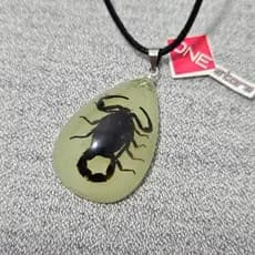 Colar Escorpião Brilha No Escuro Neon Cordão Ajustável Material Fluorescente
