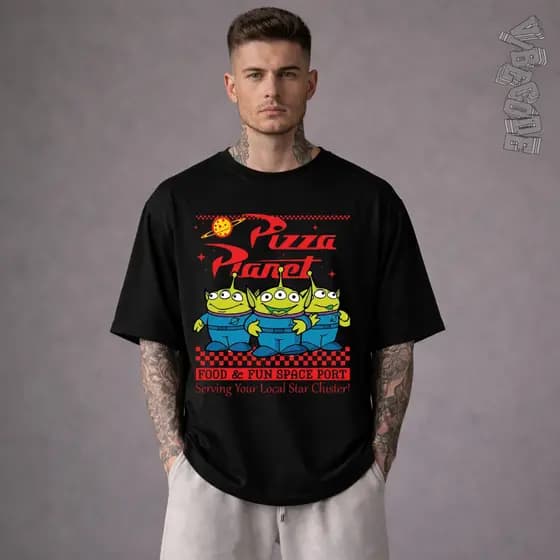 Camiseta Oversized Unissex Toy Story Pizza Planet Aliens Filme Lançamento Desenho Algodão