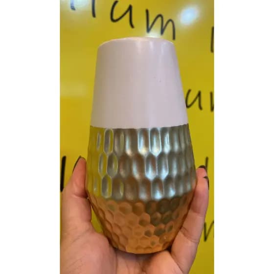 Vaso de suculenta e decoração, banheiro cozinha jardim. dourado com branco.