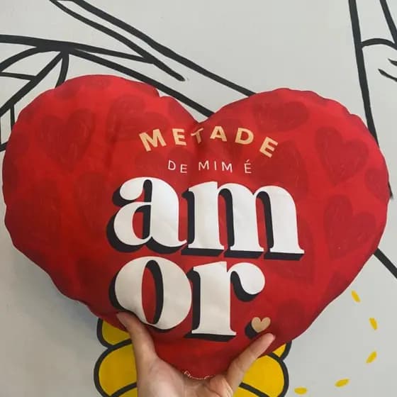 ALMOFADA FORMATO CORAÇÃO METADE DE MIM É AMOR E AOUTRA É VOCÊ. NAMORADOS AMOR