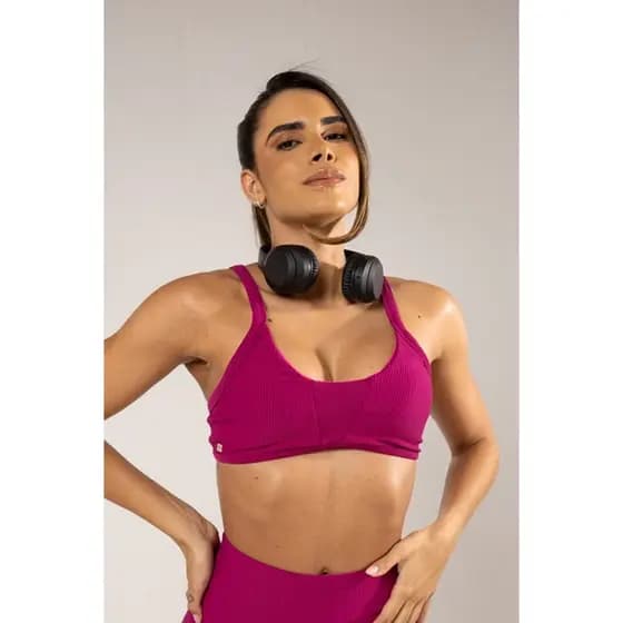 Top Fitness com Tiras nas Costas com um Decote Arredondado