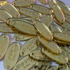 kit 50 tags PLAQUINHA OVAL 3x1,3 cm etiqueta crochê acrilico nomes personalizaveis logo