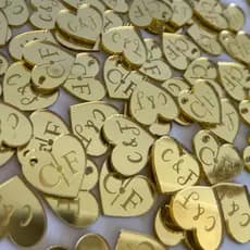 Kit 50 tags coração 2cm Acrílico Dourado com iniciais recorte aplique