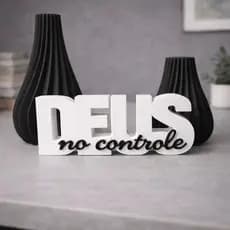 Letreiro Decorativo Deus No Controle + Opção de Vasos Decorativos Sala Quarto Presente Cristão