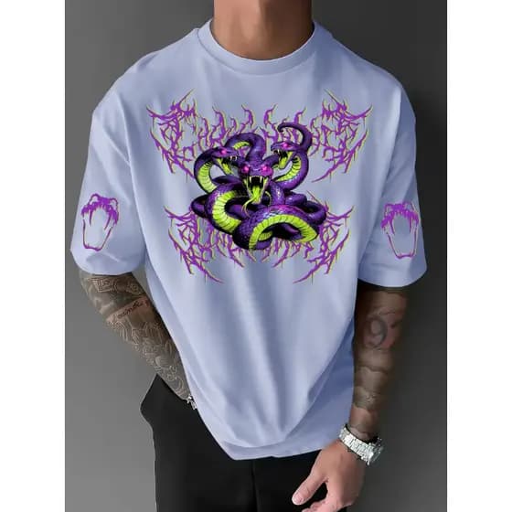 Camiseta gráfica vibrante com uma estampa de Cobra Roxa e Verde Entrelaçada Streetwear