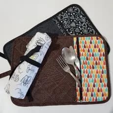 Jogo Americano de Tecido com Bolso de Ziper para Talheres e Alça 25x35. Enrolável. Organizador de Bolsa Termica