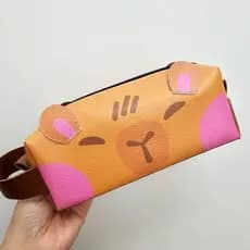 Estojo Necessaire Formato Capivara com alça de mão