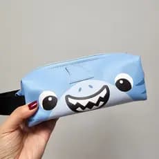 Estojo Tubarão com zíper e alça. Necessaire Tubarão