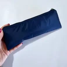 Estojo com ziper 8x23cm e forro nylon impermeável. Porta talheres, porta escova e pasta de dente.
