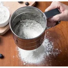 Polvilhador Tapioqueira Peneira Caneca Inox com Gatilho Manual para Farinha Profissional