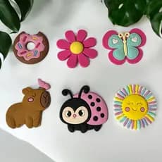 Kit 4/6/7/8 Enfeite Para Babuche Com Personagens Botons/Pins Aplique Decorativo Divertidos Moderno