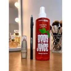 Kit feminino maquiagem, batom dia a dia lápis delineador e sobrancelha preto e Body Splash Morango (200 ml)