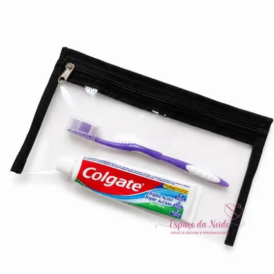 Necessaire transparente para itens de higiene pessoal.