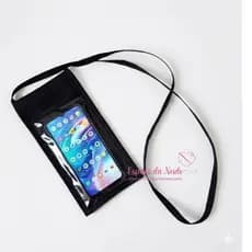 Bolsinha para celular com visor transparente, em sintético