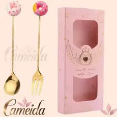 Conjunto de 2 Talheres de Café Luxo Aço Inoxidável Dourado- Mini Donuts Rosa -1 Colher e 1 Garfo c/ Caixa Rosa Bebê 13cm