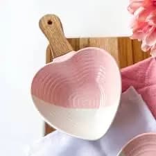 Mini Panela/ Tigela /Petisqueira Formato Coração de Cerâmica Rosa e Branco com Cabo Bamboo 27cm