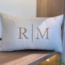 Almofada Personalizada INICIAL | INICIAL Casal Bordada (01 UNIDADE) 50x30 Com Enchimento Cama Posta