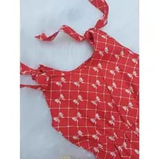 Macacão De alça Lacinhos fundo vermelho