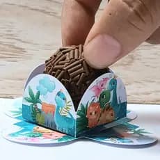 50 Forminhas Kit Personalizados Dinossauro Doce Brigadeiro 4 Pétalas Festa Aniversário Lembrancinhas