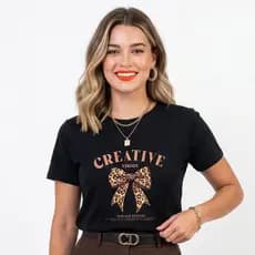 Camiseta Feminina Preta Laço Animal Print em Algodão Macio com Estampa Moderna e Sofisticada