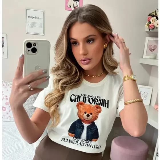 Camiseta Feminina Off-White Estampa de Urso California Casual Confortável e Estilosa Amocianitas