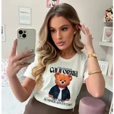 Camiseta Feminina Off-White Estampa de Urso California Casual Confortável e Estilosa Amocianitas