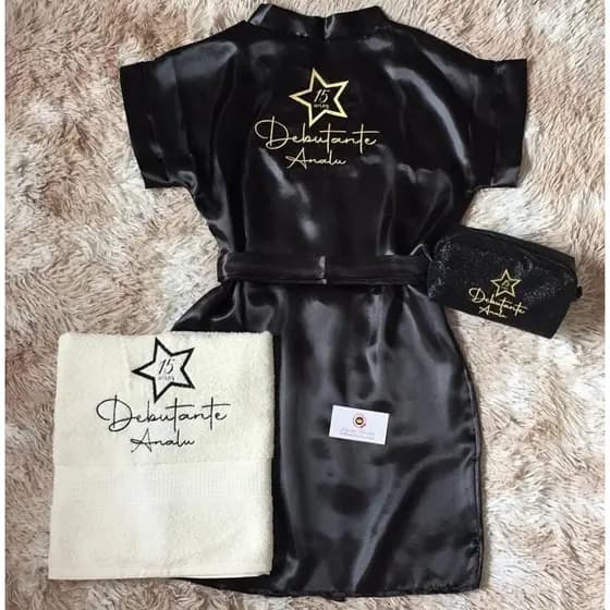 KIT DEBUTANTE LUXO C/ROBE DE CETIM BORDADO NOME E TÍTULO TOALHA DE BANHO BORDADA E NECESSAIRE BORDADA