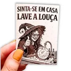 Ímã de Geladeira Decorativo Bruxa Frase “Sinta-se em casa, lave a louça” 6x8,5cm