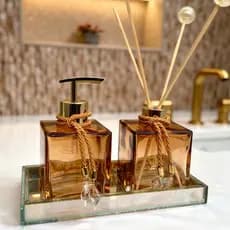 Kit Lavabo Luxo Vidro Âmbar Saboneteira Difusor Bandeja Espelhada Dourado Decoração Banheiro Top