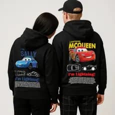 KIT DE CASAL MOLETOM CANGURU COM CAPUZ ESTAMPA SALLY E RELAMPAGO MCQUEEN