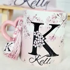 Caneca Personalizada com nome Flores de cerejeira - Alça de coração rosa - Acompanha saquinho de tecido + pingente