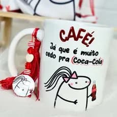 Caneca de porcelana Flork "Café! Já que é muito cedo pra coca-cola" - Acompanha saquinho de tecido personalizado